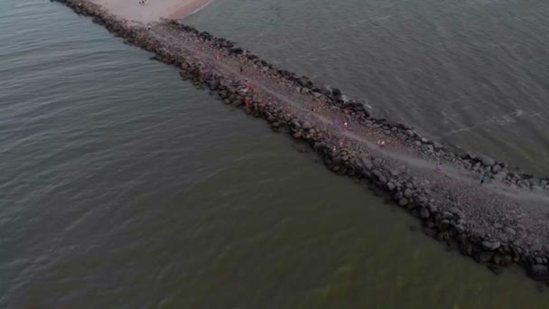 Volando sobre una guadaña de piedra en el mar. Grabación de vídeo aéreo — Vídeos de Stock