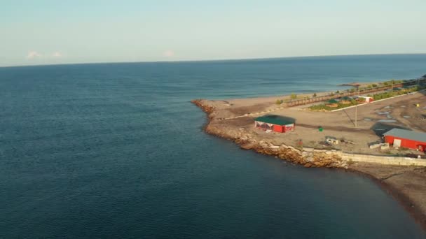 Plage de la ville en bord de mer. L'été. Tournage Vidéo Aérienne — Video