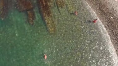 Deniz kıyısında kayalık bir kıyı. Havadan çekim