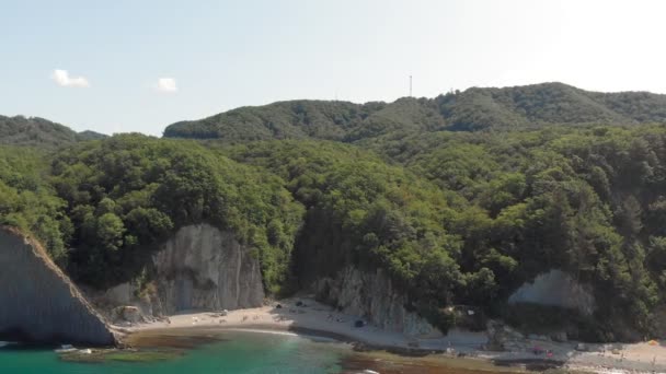 Βραχώδης ακτή δίπλα στη θάλασσα. Εναέρια βολή — Αρχείο Βίντεο