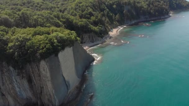Deniz kıyısında kayalık bir kıyı. Havadan çekim — Stok video