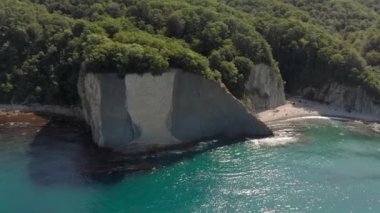 Deniz kıyısında kayalık bir kıyı. Havadan çekim