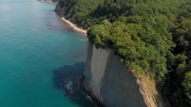 Deniz kıyısında kayalık bir kıyı. Havadan çekim