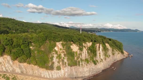 海辺の岩の海岸線。航空ビデオ撮影 — ストック動画