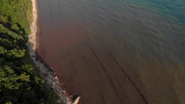 Felsige Küste am Meer. Luftaufnahme — Stockvideo