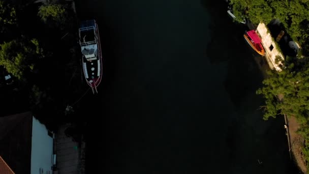 Čluny na řece v horském údolí. Vzdušné natáčení videa — Stock video