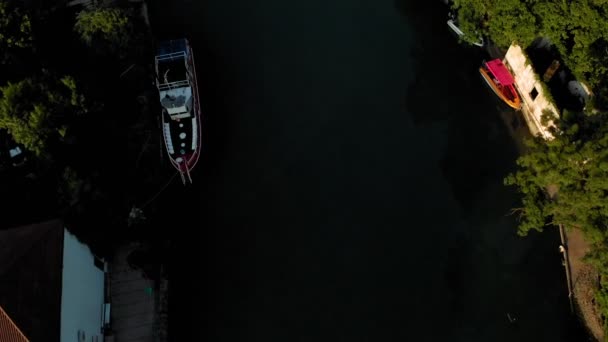 Boten op de rivier in een bergdal. Video-opnames in de lucht — Stockvideo