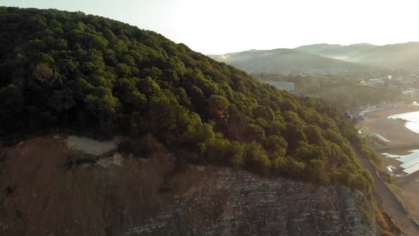 Pobřeží moře za úsvitu. Vzdušné natáčení videa — Stock video