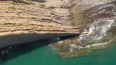 Deniz kıyısında kayalık bir kıyı. Havadan çekim