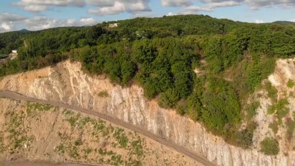 Skalnaté pobřeží u moře. Vzdušné natáčení videa — Stock video