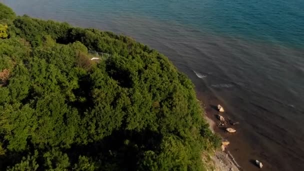 Costa rocosa junto al mar. Filmación aérea de vídeo — Vídeo de stock