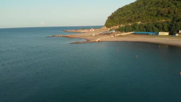 La costa del mar al amanecer. Filmación aérea de vídeo — Vídeos de Stock