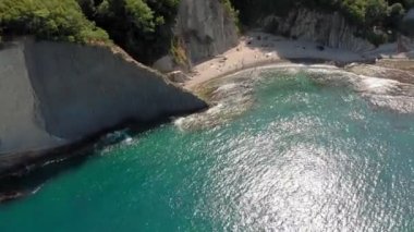 Deniz kıyısında kayalık bir kıyı. Havadan çekim