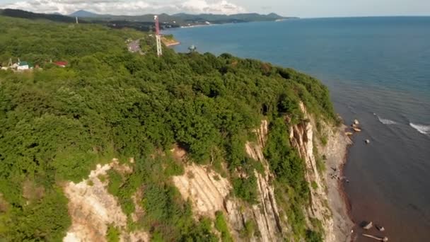 Скелястий берегової лінії біля моря. Повітряна відеозйомка — стокове відео