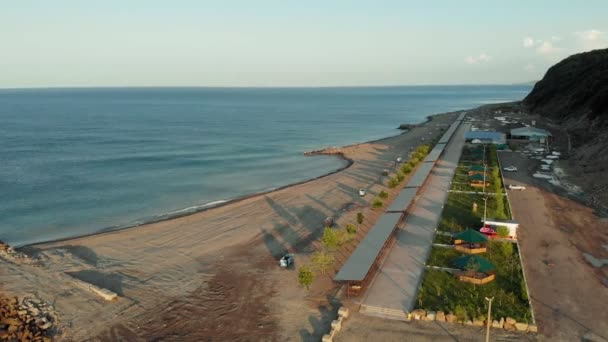 黎明时分的大海的海岸线。航空视频拍摄 — 图库视频影像