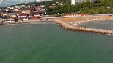 Denizden şehir plajı. Yaz. Havadan Video Çekimi