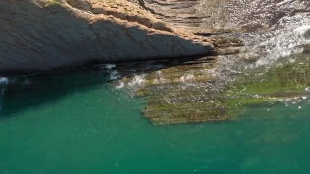 Litorale roccioso in riva al mare. Colpo aereo — Video Stock