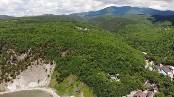 Costa rochosa junto ao mar. Filmagem de Vídeo Aéreo — Vídeo de Stock