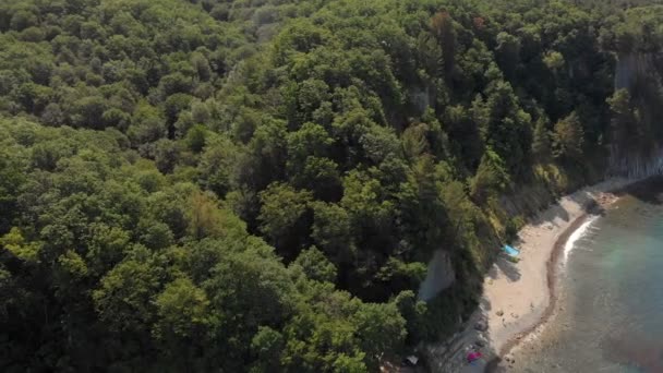 Côte rocheuse au bord de la mer. Plan aérien 