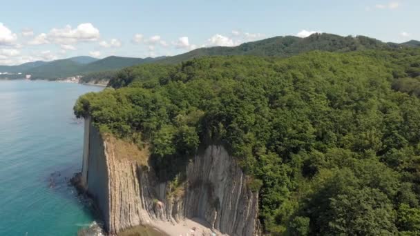 Litorale roccioso in riva al mare. Colpo aereo — Video Stock