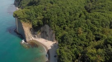 Deniz kıyısında kayalık bir kıyı. Havadan çekim