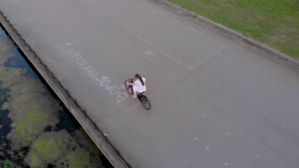 Het meisje rijdt op een fiets. Lucht schieten — Stockvideo