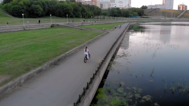 Девушка ездит на велосипеде. Воздушная стрельба — стоковое видео