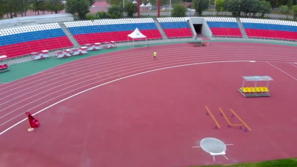 En man springer på ett löpband på arenan. Sommartid — Stockvideo