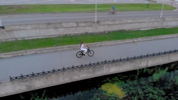 Kız bisiklete biniyor. Havadan çekim — Stok video