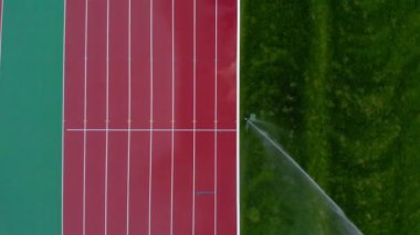 Bir spor çimlerini suluk. Havadan çekim