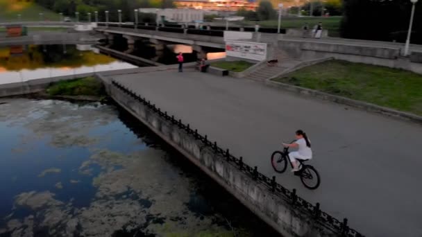 Das Mädchen fährt Fahrrad. Luftaufnahmen — Stockvideo