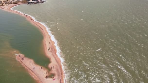 俄罗斯多尔詹斯卡娅 - 2019年7月10日：人们在流入大海的沙地上行走。空中视频拍摄 — 图库视频影像