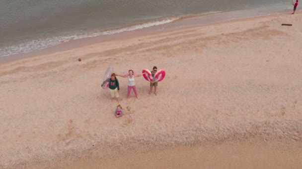 Dolzhanskaya, Russia - 10 luglio 2019: la gente cammina su uno spiedo di sabbia che va in mare. Riprese video aeree — Video Stock