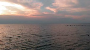 Denizde bir taş tırponun üzerinde uçmak. Havadan video çekimi
