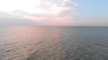 Denizde bir taş tırponun üzerinde uçmak. Havadan video çekimi