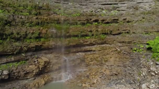 Wodospad w górach. Strzał z lotu ptaka — Wideo stockowe