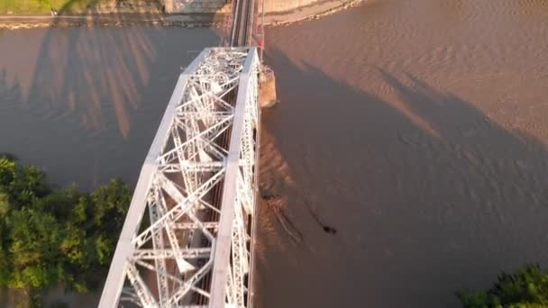 Río de montaña. Filmación aérea de vídeo — Vídeo de stock