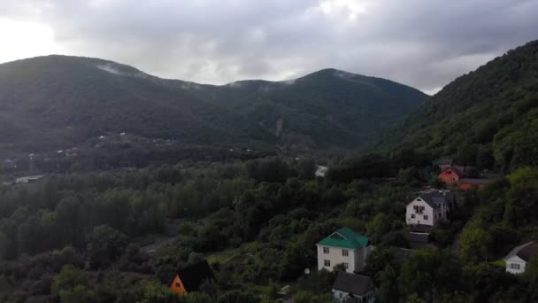 Río de montaña. Filmación aérea de vídeo — Vídeos de Stock