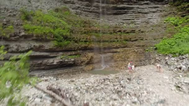 Cascada en las montañas. Disparo aéreo — Vídeo de stock