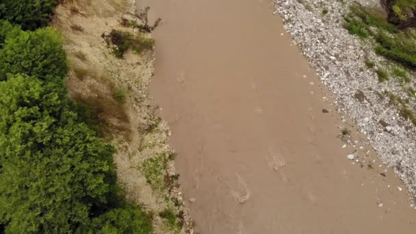 Río de montaña. Filmación aérea de vídeo — Vídeo de stock