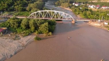 Dağ nehri. Havadan Video Çekimi