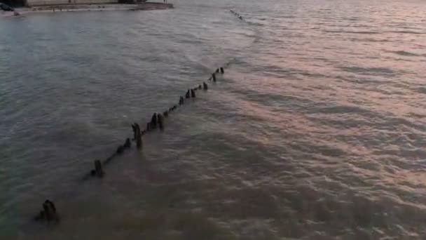 Survoler une faux en pierre dans la mer. Tournage vidéo aérien 