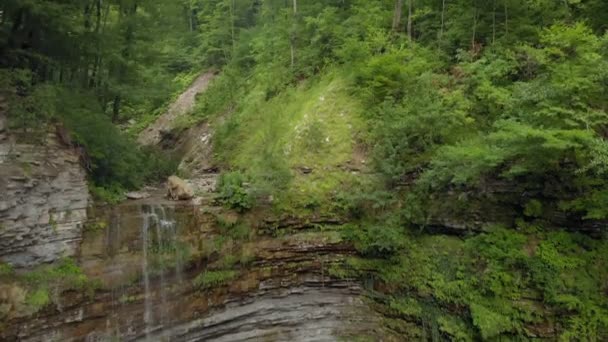 Cascada en las montañas. Disparo aéreo — Vídeo de stock