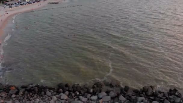 Volando sobre una guadaña de piedra en el mar. Grabación de vídeo aéreo — Vídeo de stock