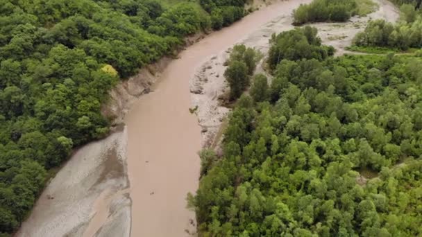 Dağ nehri. Havadan Video Çekimi — Stok video