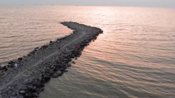 Volando sobre una guadaña de piedra en el mar. Grabación de vídeo aéreo — Vídeos de Stock