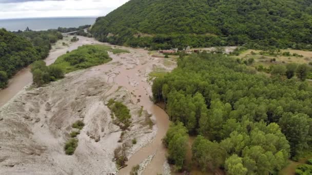 Horská řeka. Vzdušné natáčení videa — Stock video