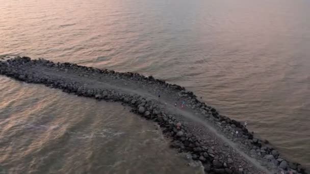 Volando sopra una falce di pietra nel mare. Riprese video aeree — Video Stock