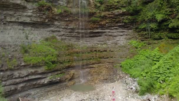 Cascada en las montañas. Disparo aéreo — Vídeo de stock