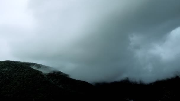 새벽에 산의 배경에 구름. 시간 경과 — 비디오